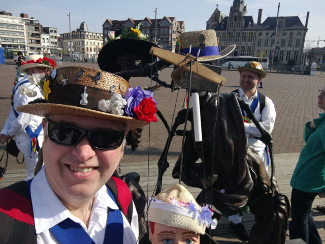 Little Pete and Fiddler check out the modern art in the town square in Sint Niklaas